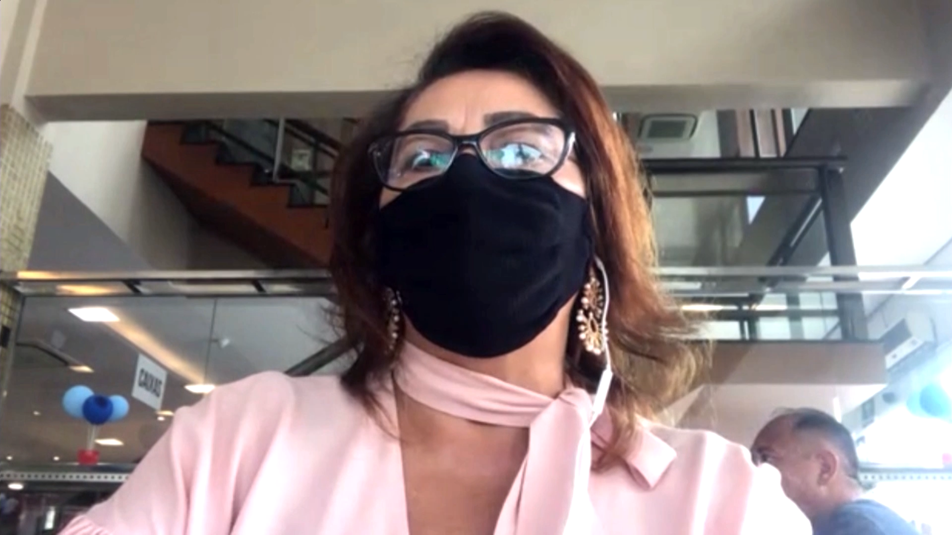 Parceria com padaria promove campanha Justiça pela Mulher por meio de mensagens em sacos de pão